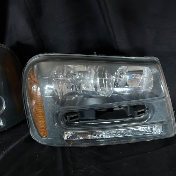 02 Chevy Trail blazer Head lamp set